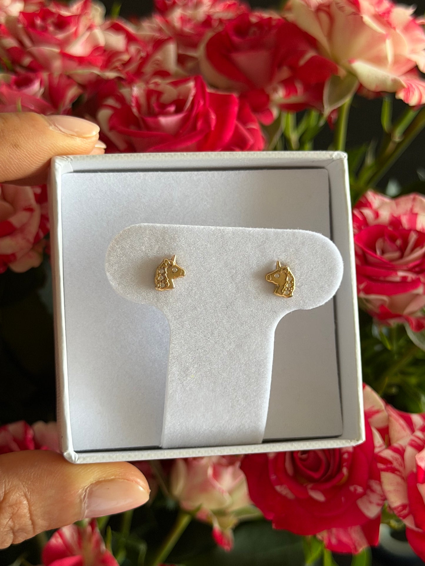 Aretes de unicornio de oro de 14k con mini zirconias