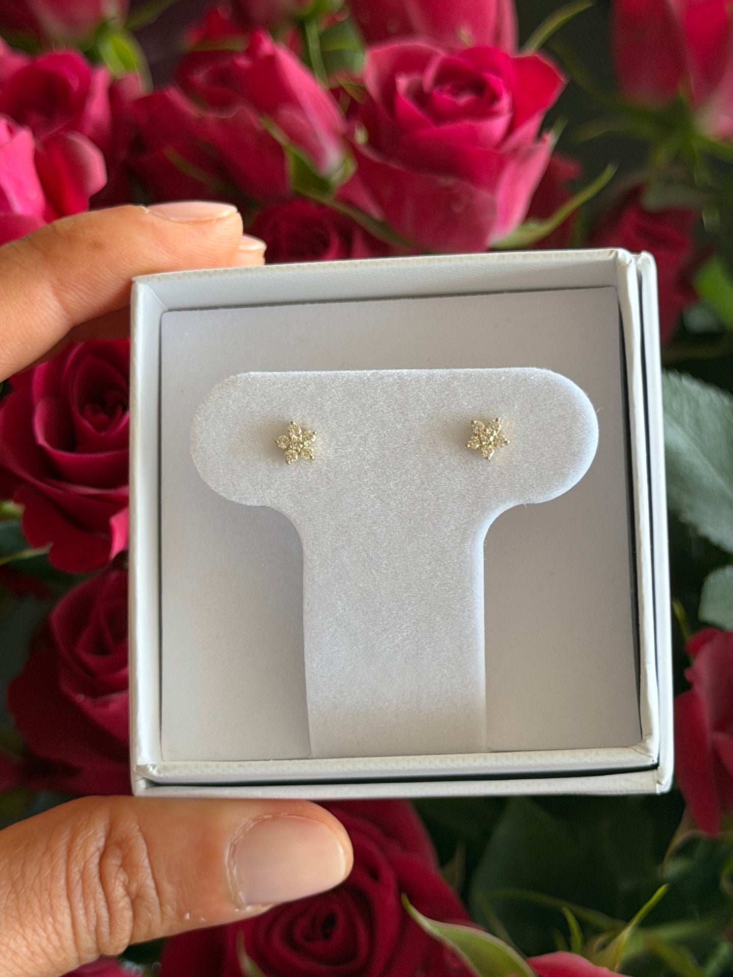 Arete de flor mini de diamantes