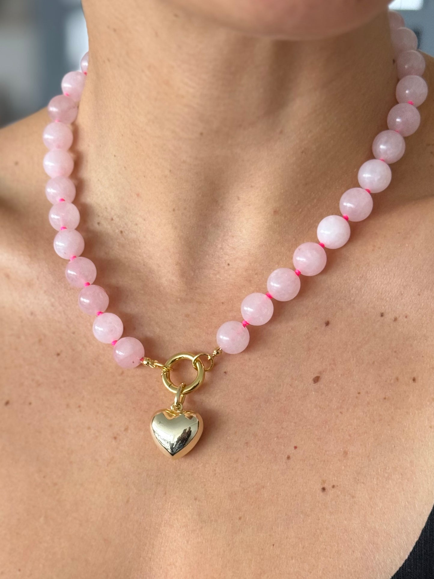 Collar de hilo rosa con piedras rosas y broche