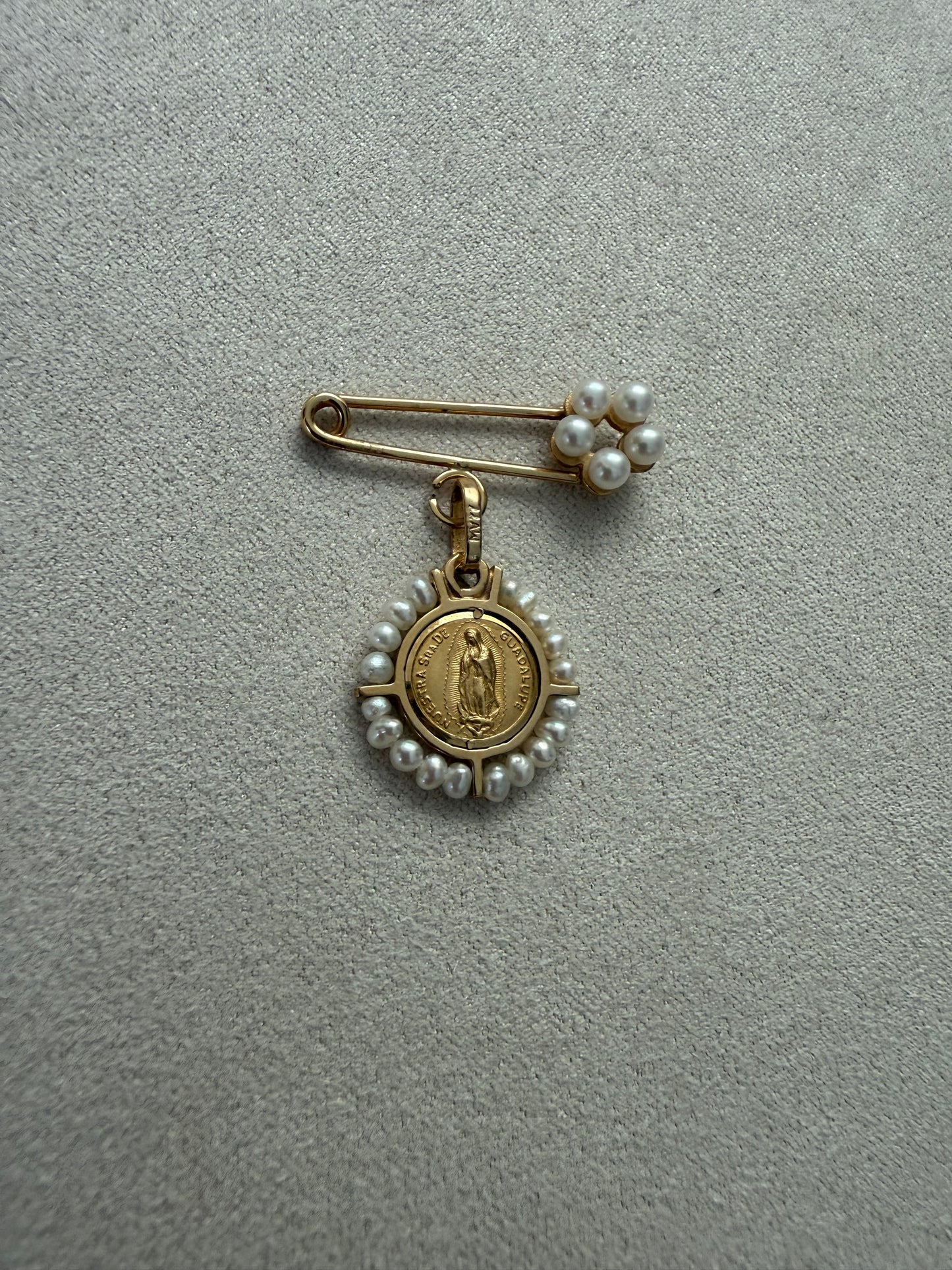 Medalla virgen oro y perlas