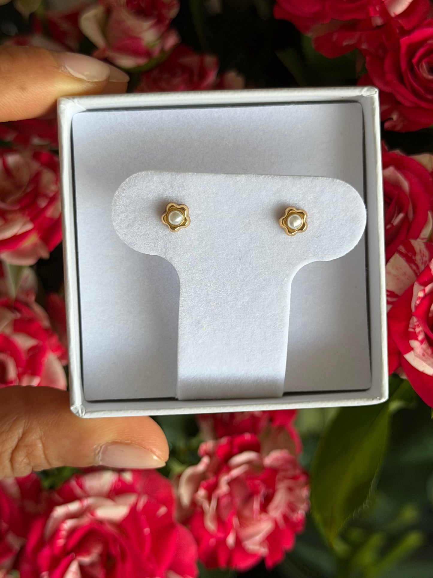 Aretes de oro 14k de flor con perla en el centro.