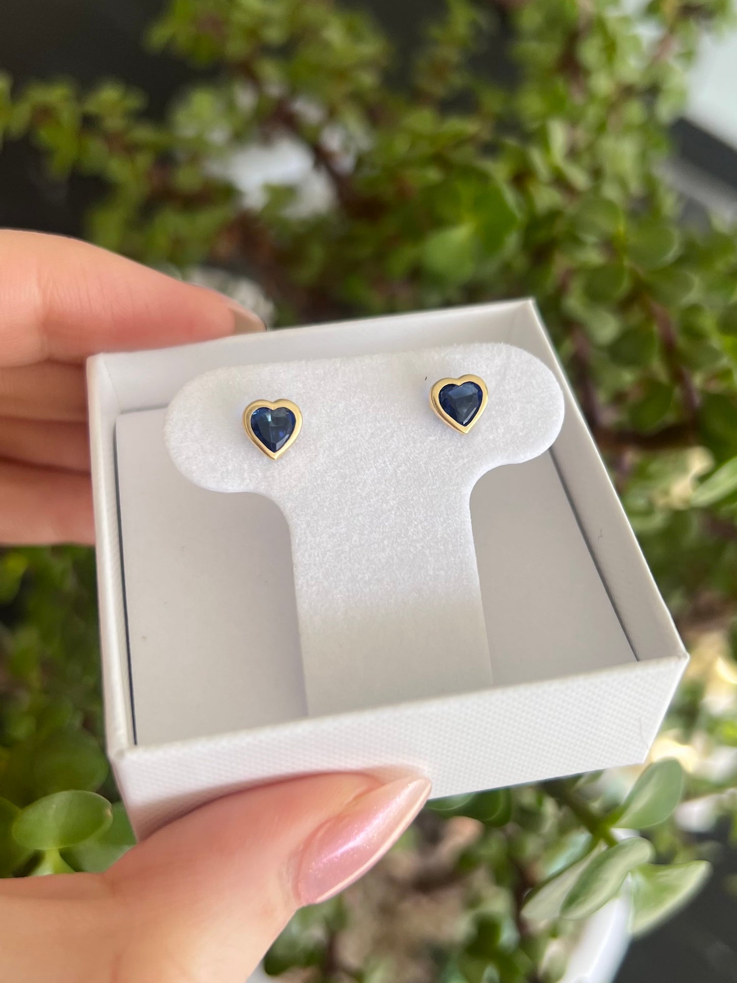 Aretes corazón de cz con bisel grandes