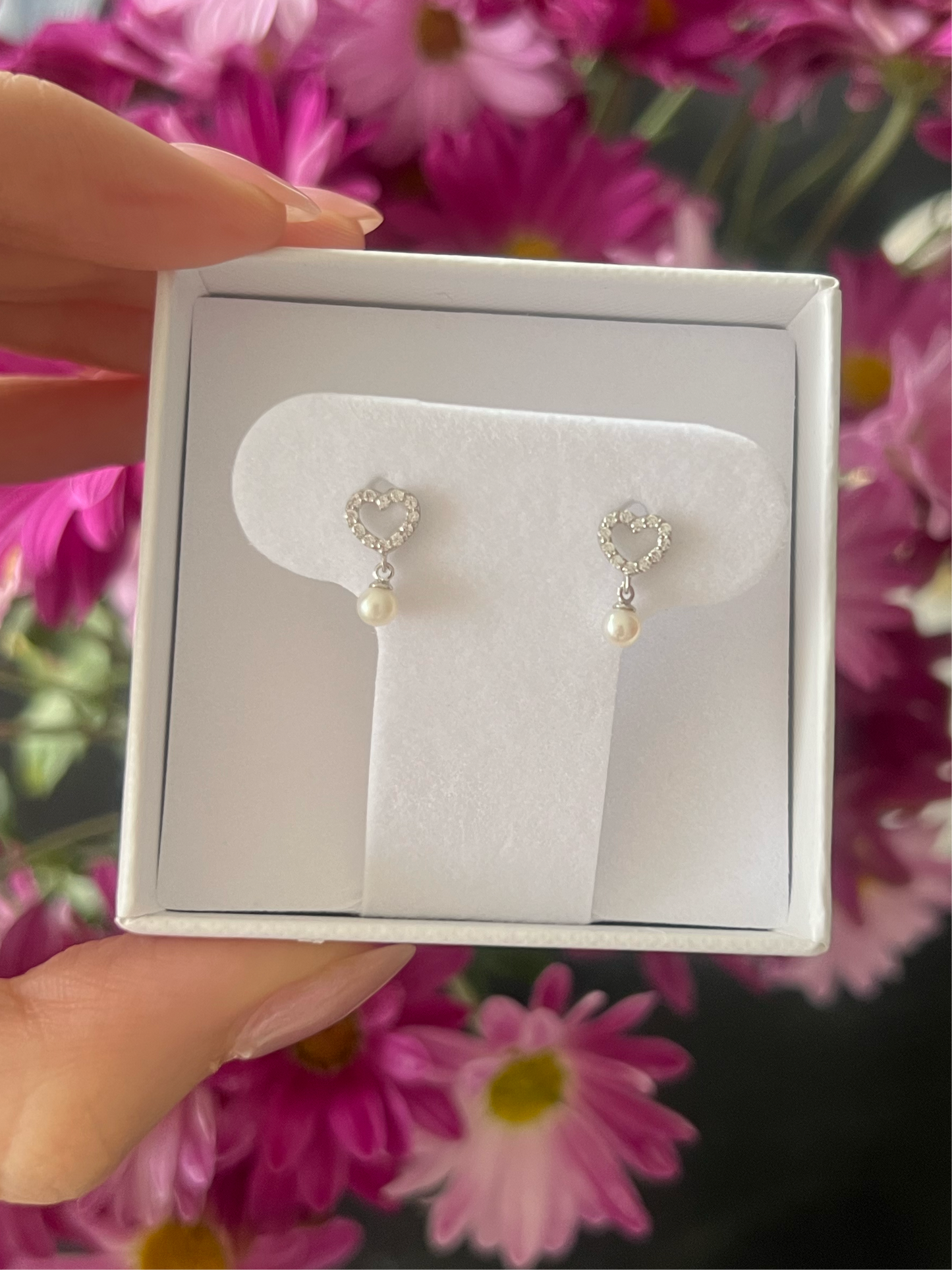 Aretes corazón con perla colgante