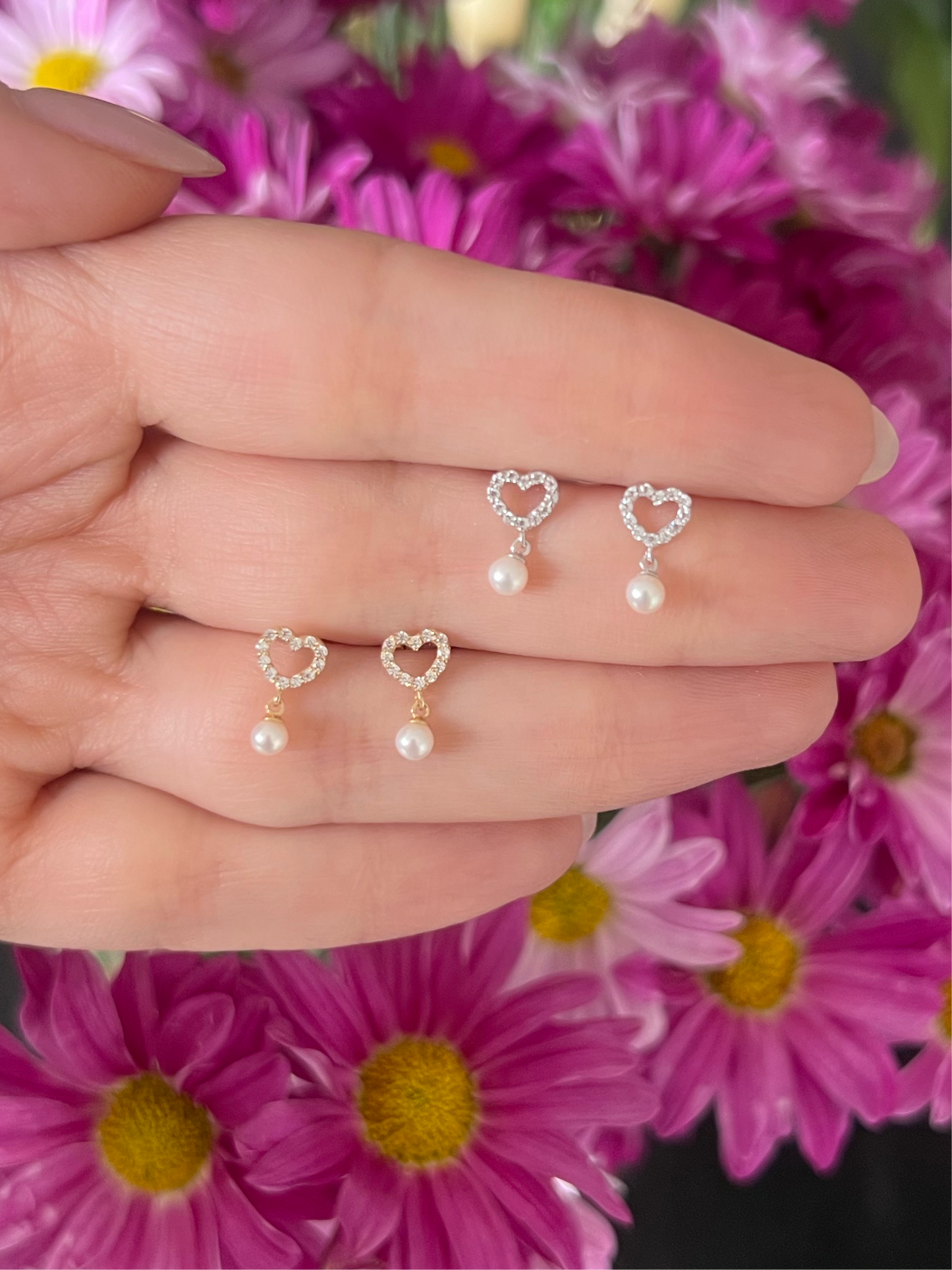 Aretes corazón con perla colgante