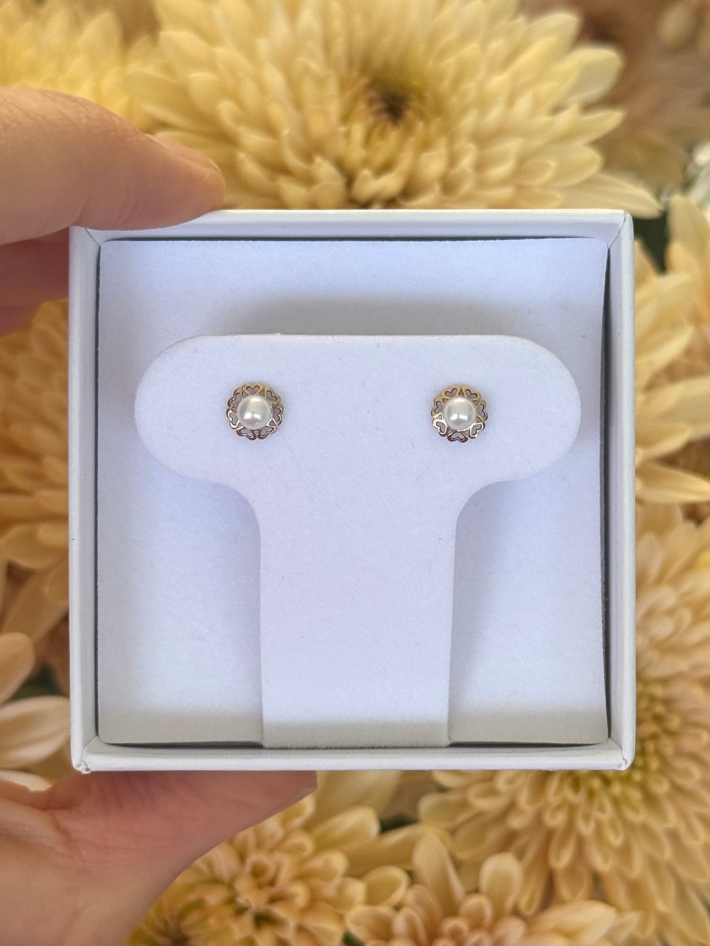 Aretes de perla con halo de corazones