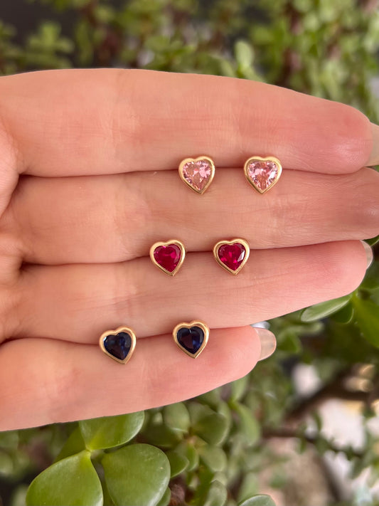 Aretes corazón de cz con bisel grandes