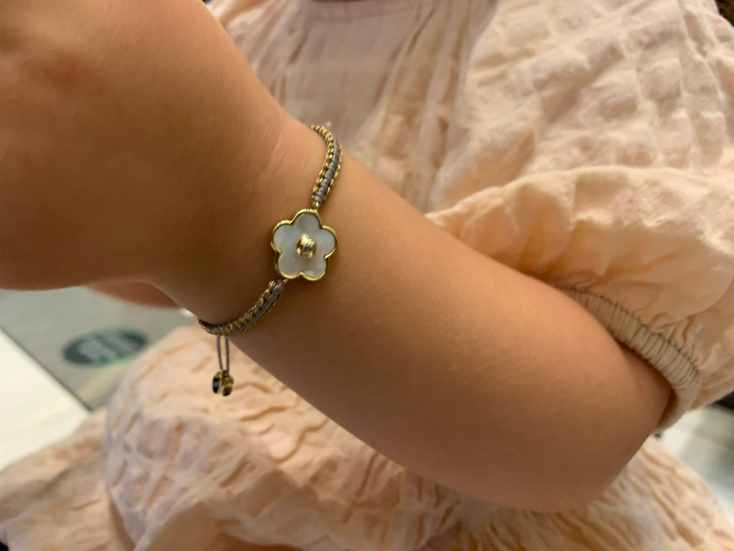 Pulsera tejida flor madre perla