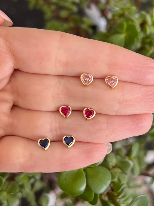 Aretes corazón de cz con bisel medianos