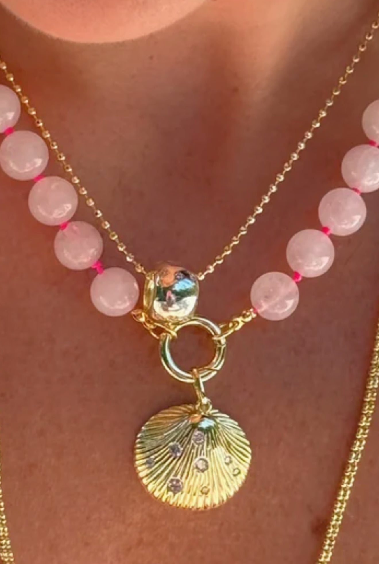Collar de hilo rosa con piedras rosas y broche