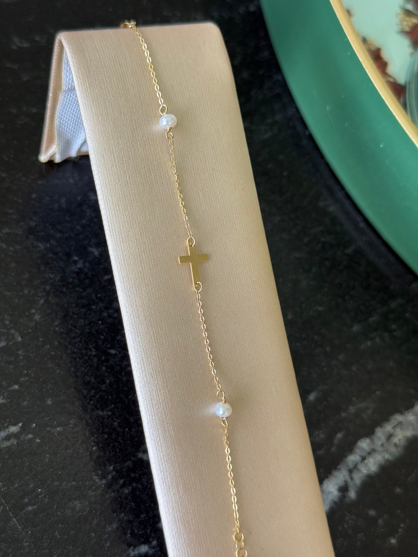 Pulsera cruz y perlas