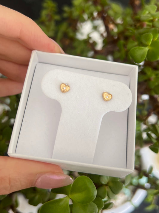 Aretes corazón con textura y cz