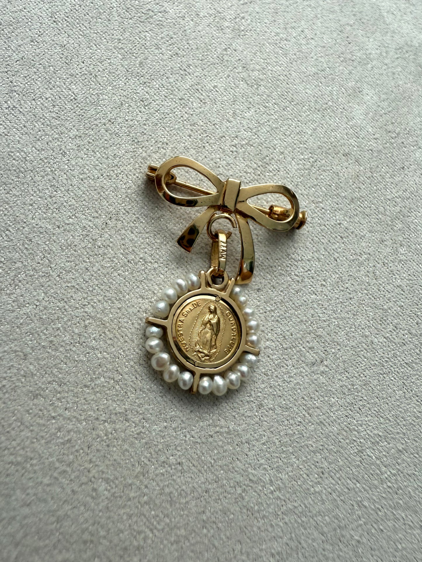 Medalla virgen oro y perlas