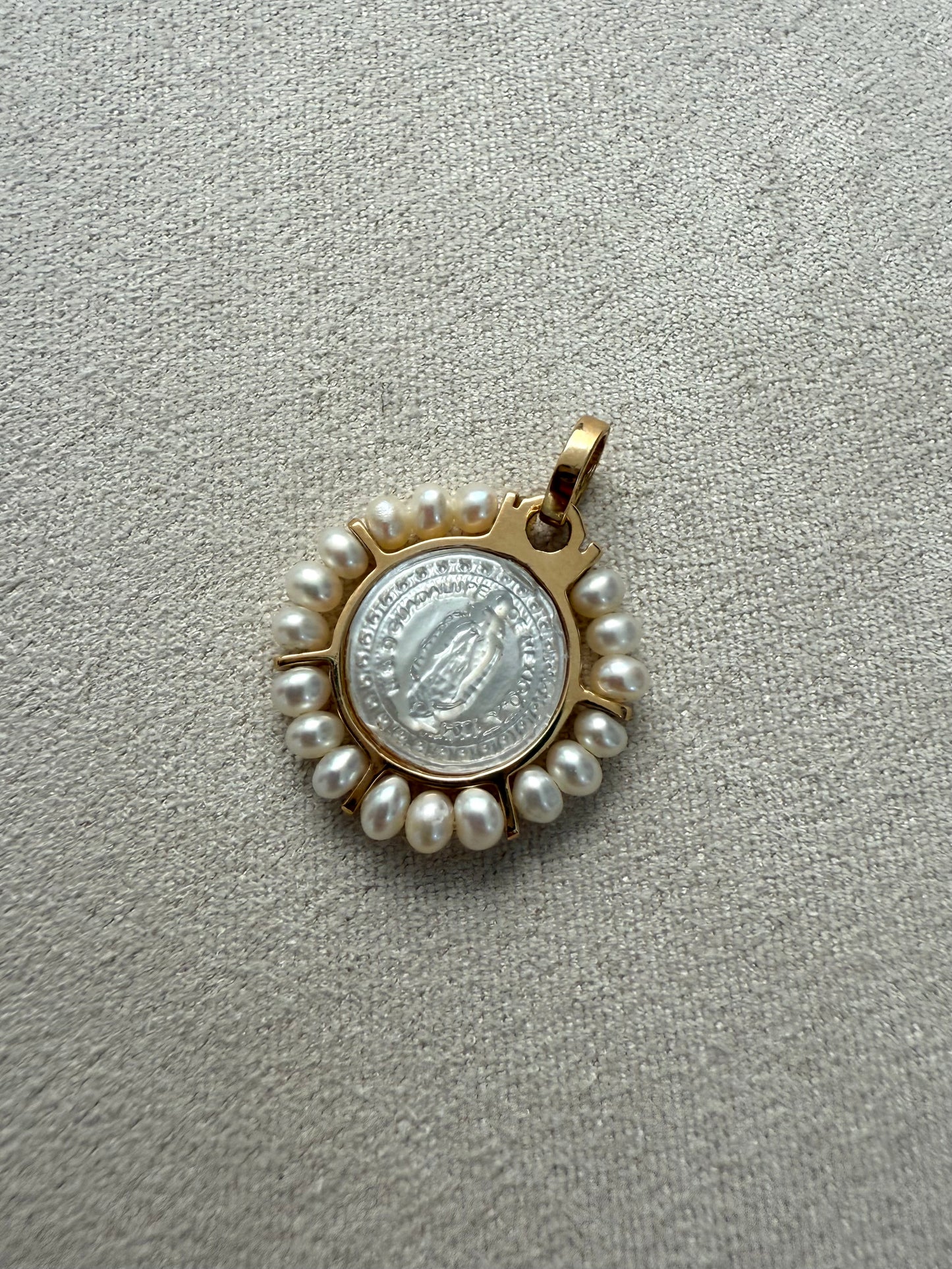 Medalla virgen madre perla