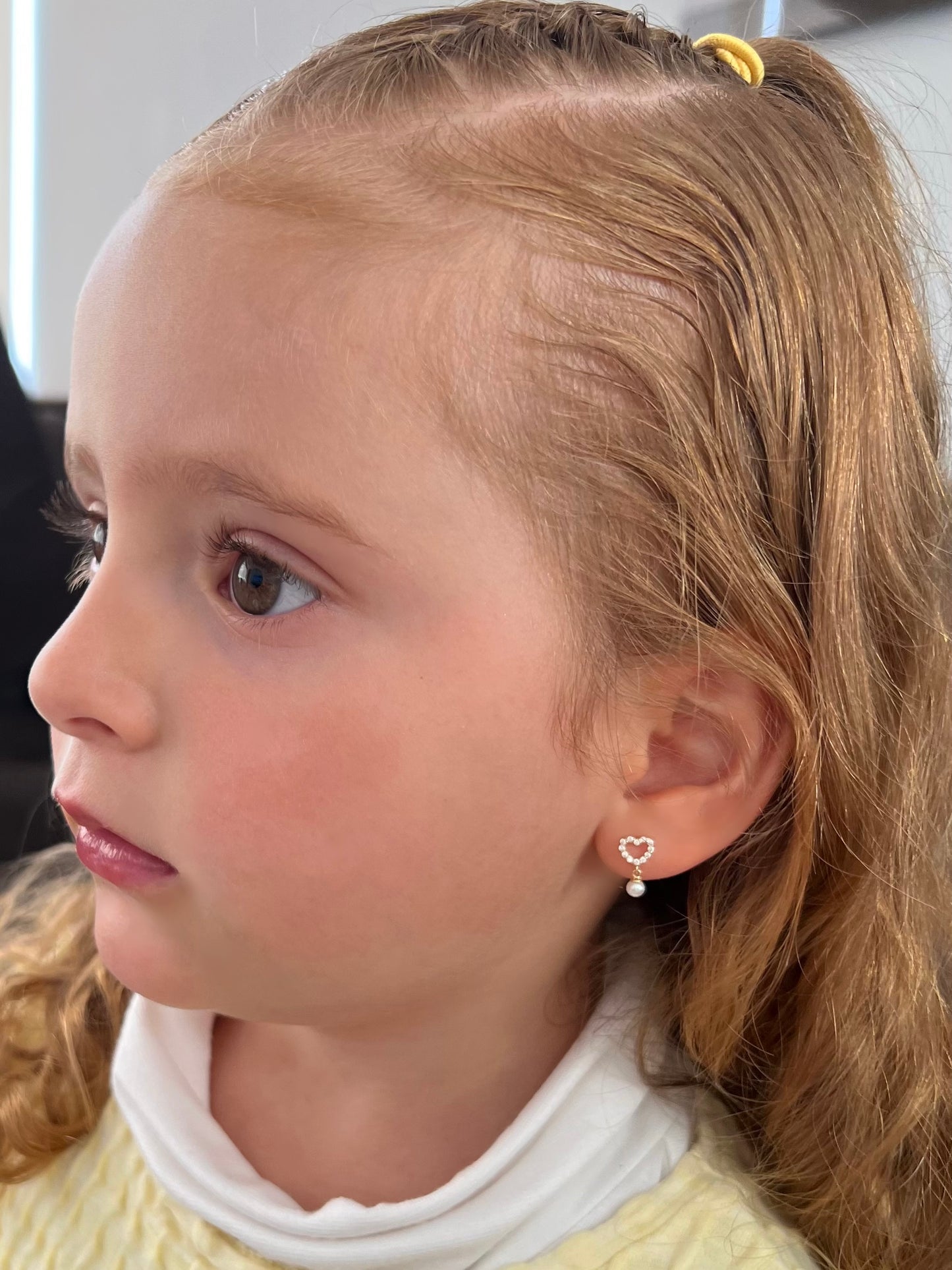 Aretes corazón con perla colgante
