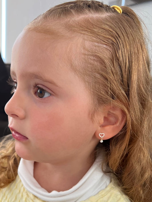 Aretes corazón con perla colgante
