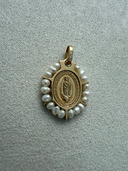Medalla virgen ovalada oro y perlas