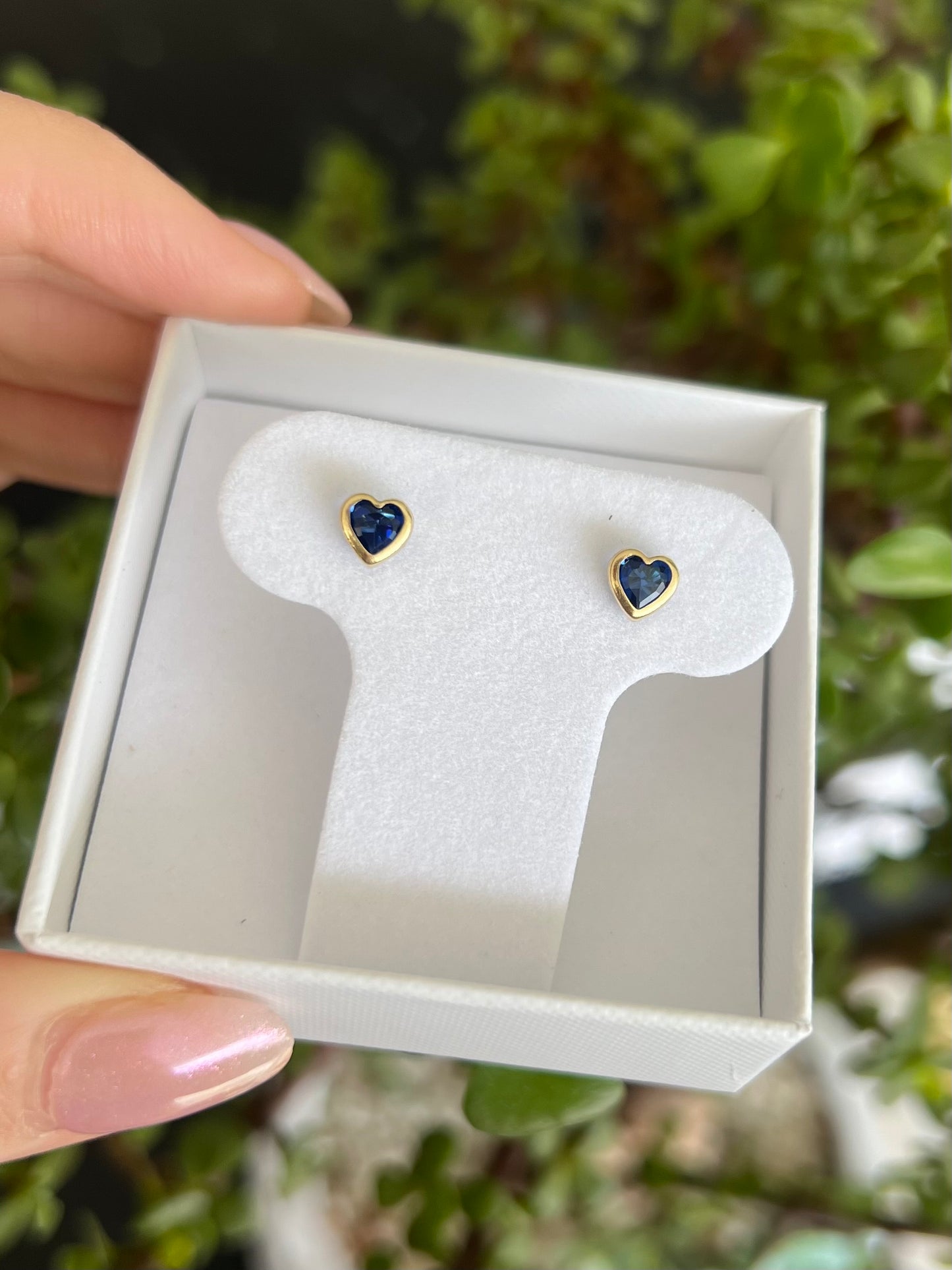 Aretes corazón de cz con bisel medianos