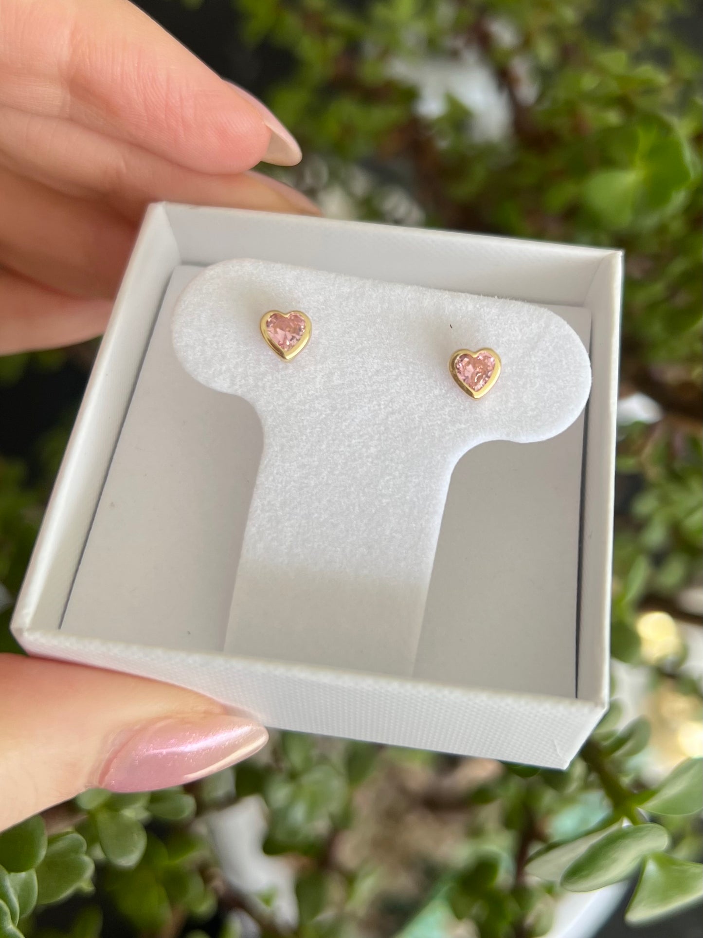 Aretes corazón de cz con bisel medianos