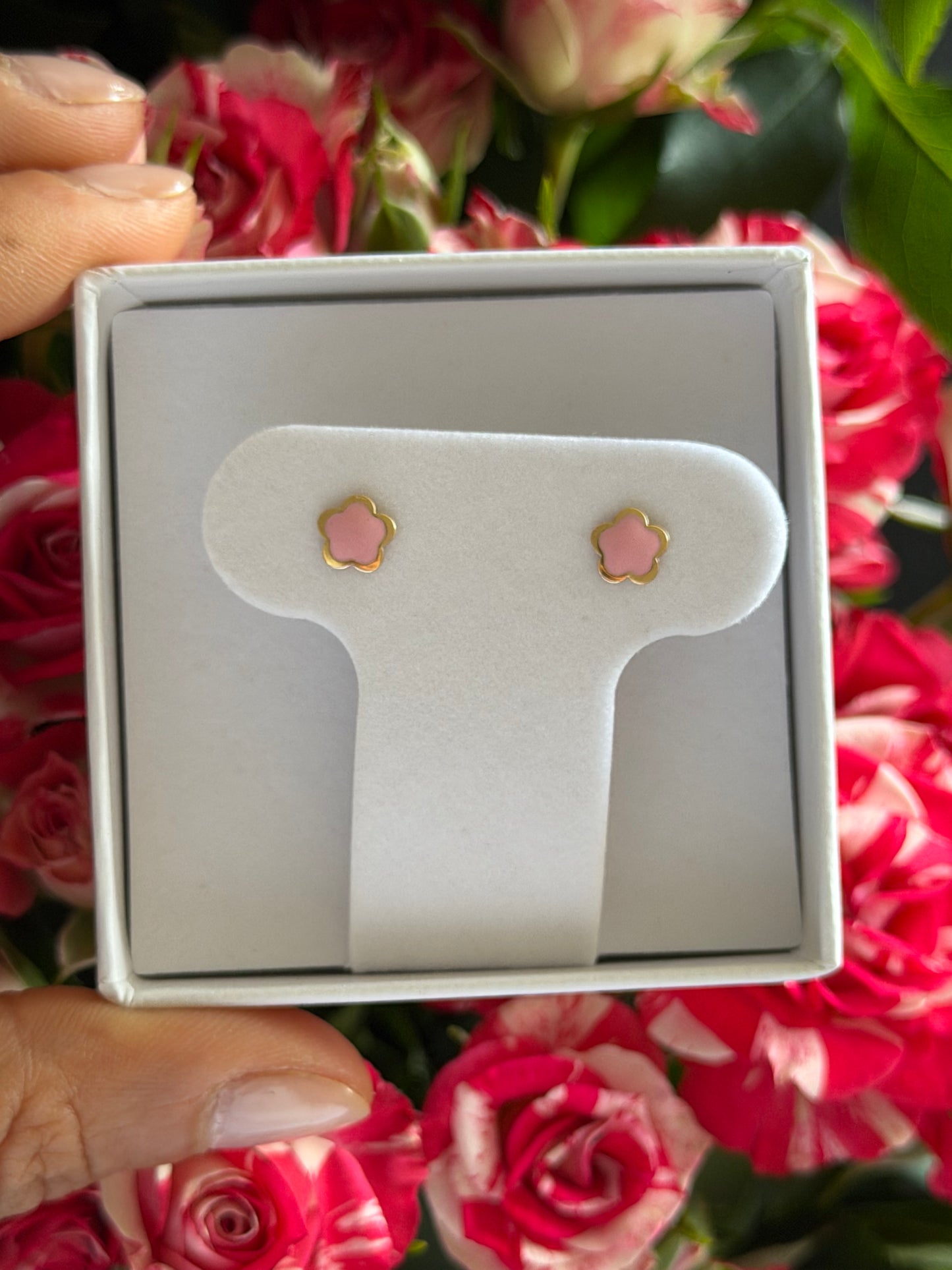 Arete flor esmaltada rosa con oro en el borde