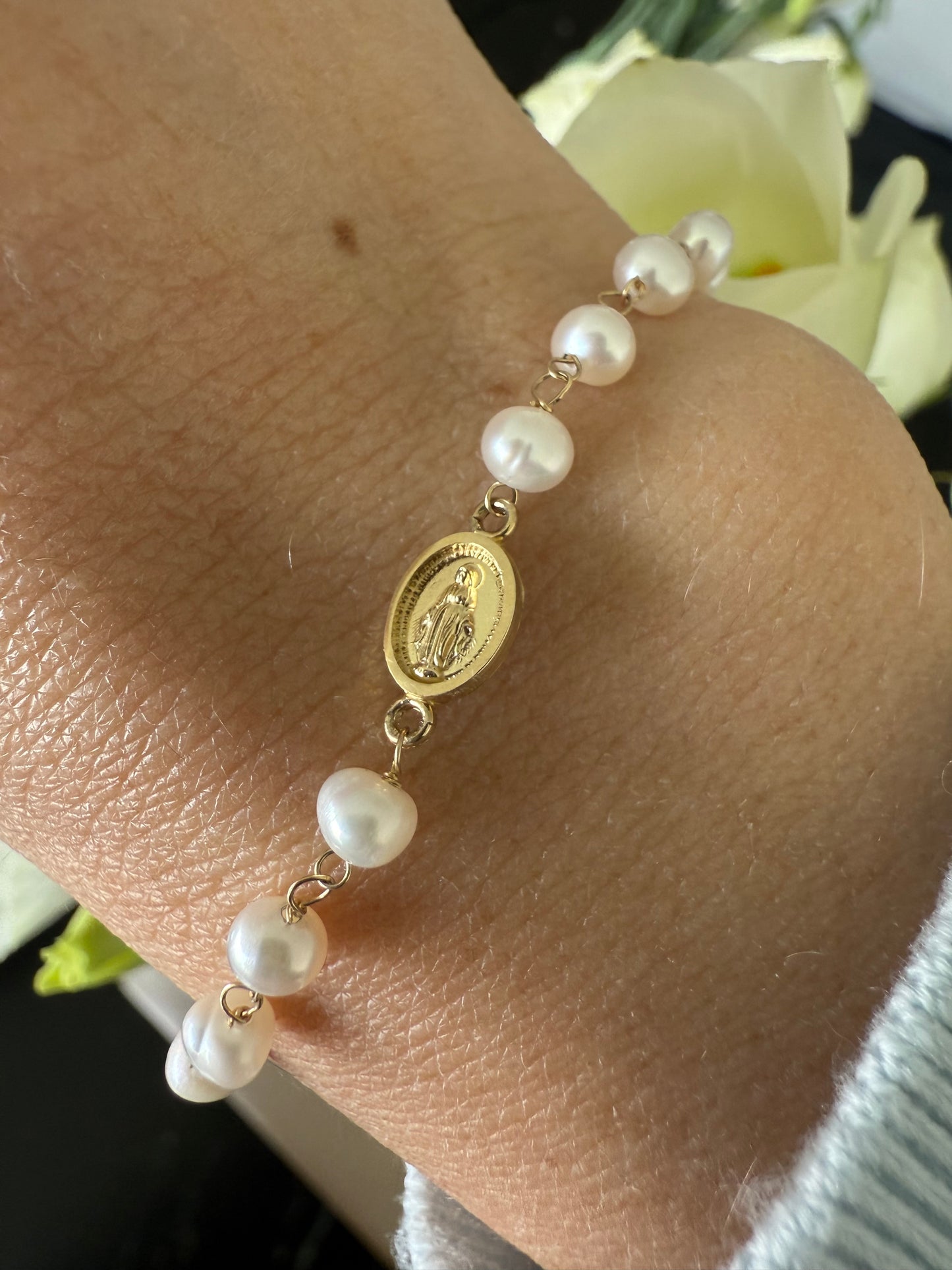 Pulsera virgen milagrosa y perlas
