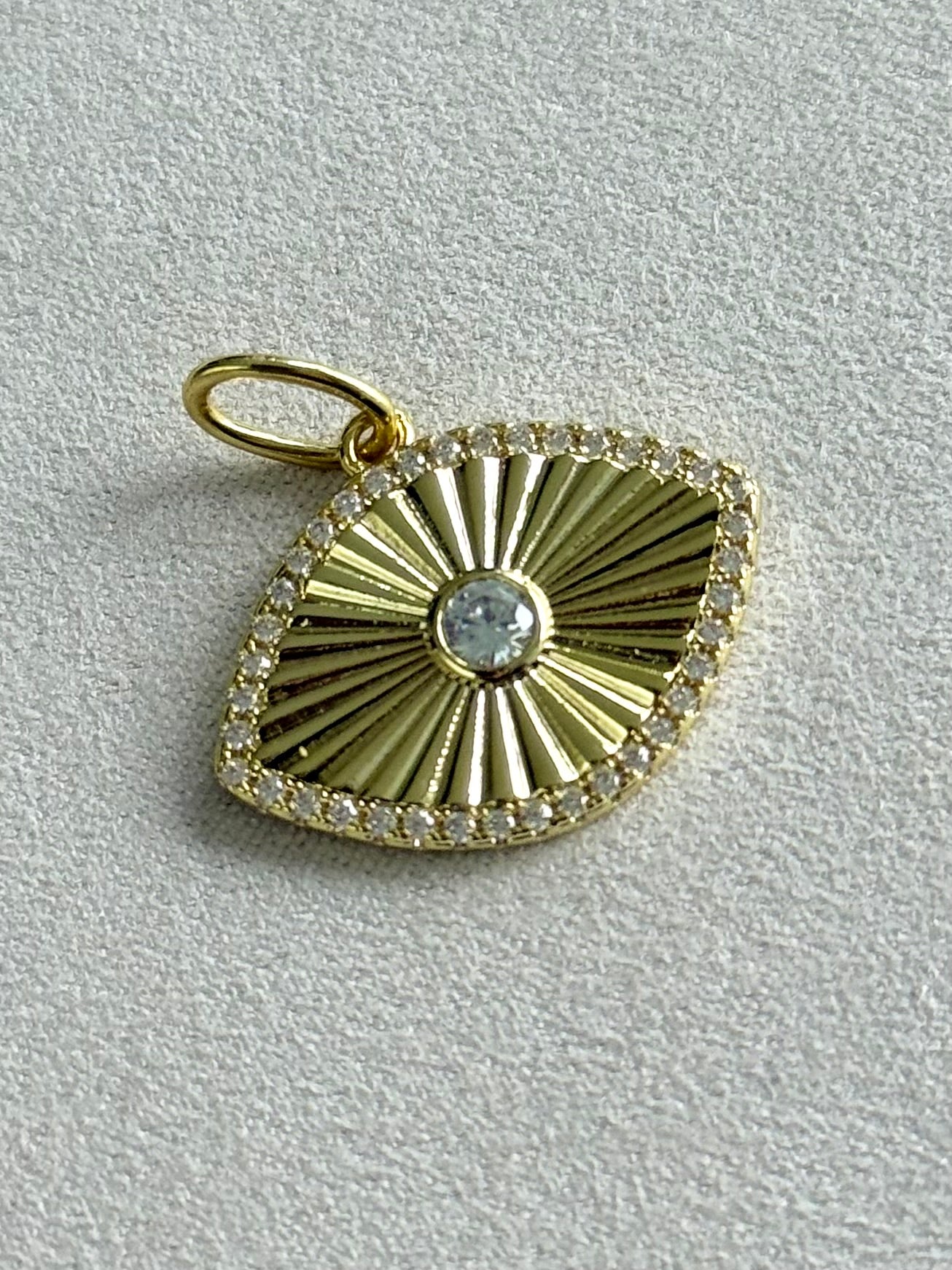 Charm ojo cz