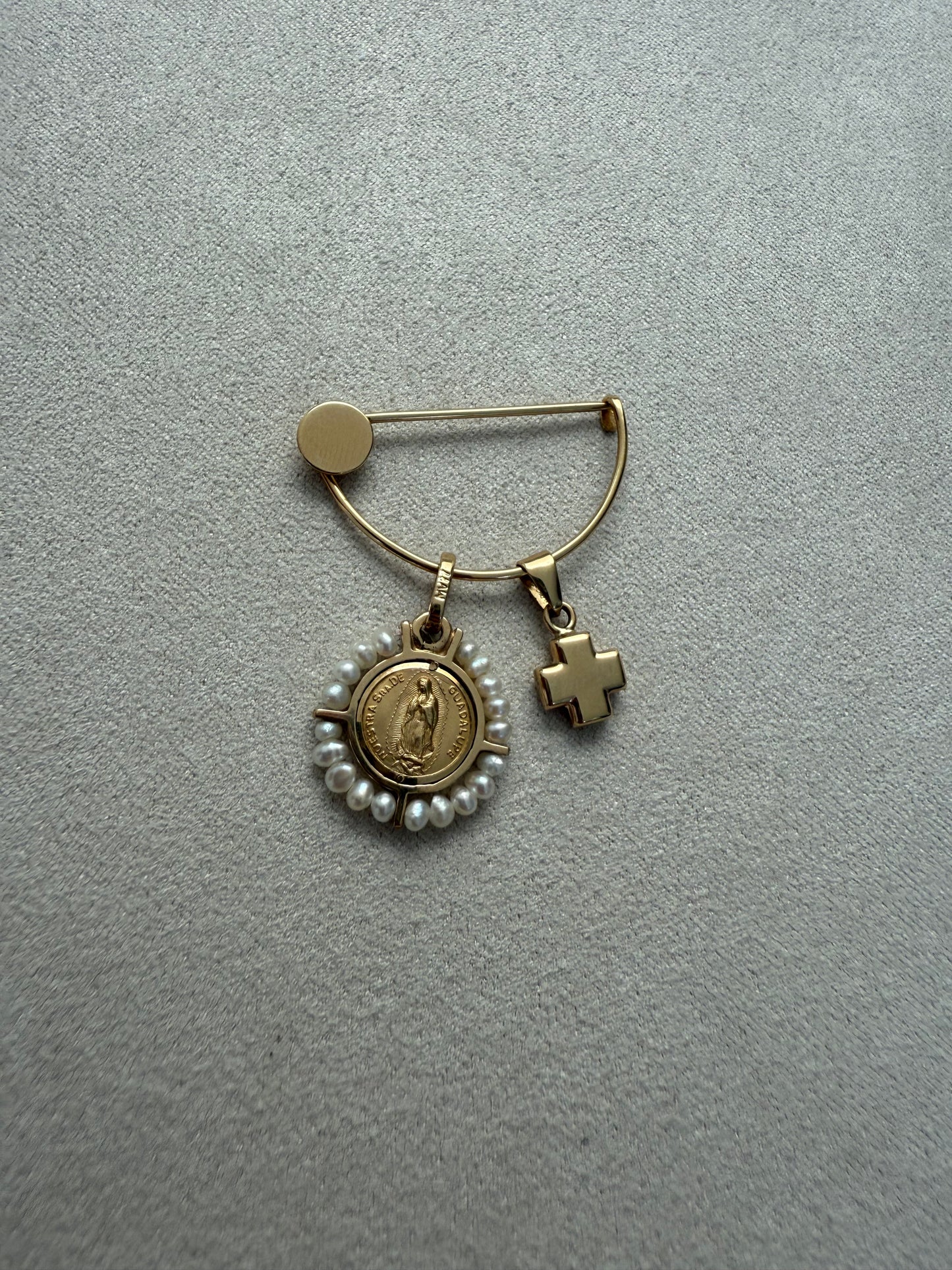 Medalla virgen oro y perlas