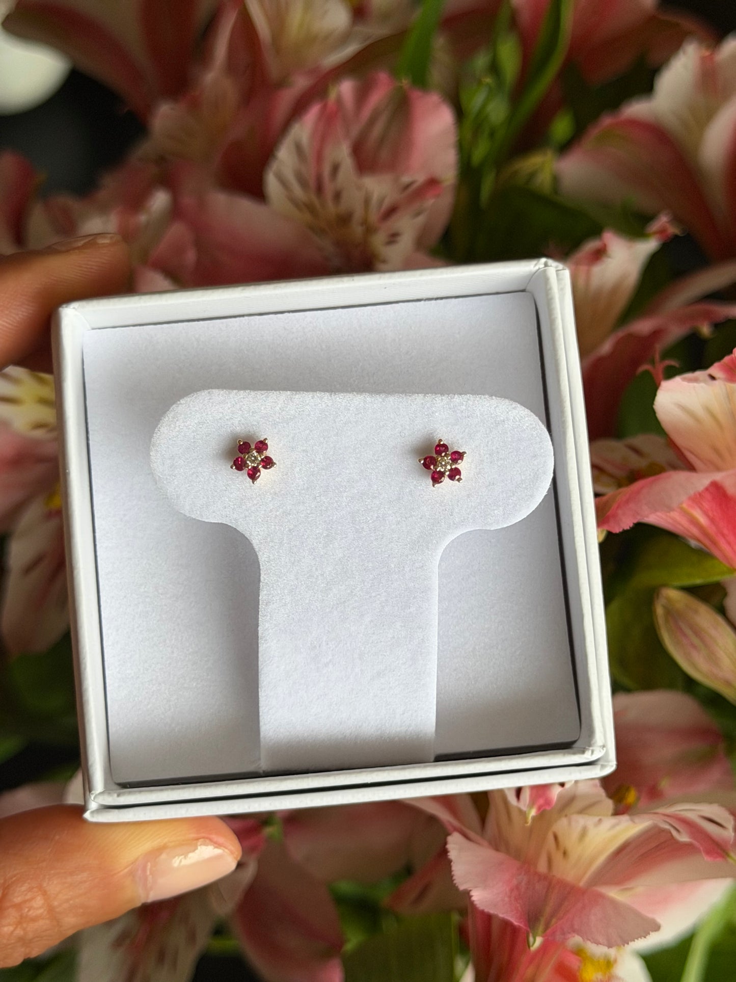Aretes flor 5 pétalos de rubí con centro de diamante
