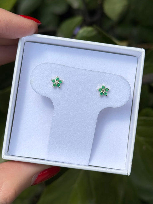 Flor mini de esmeralda con un diamante al centro