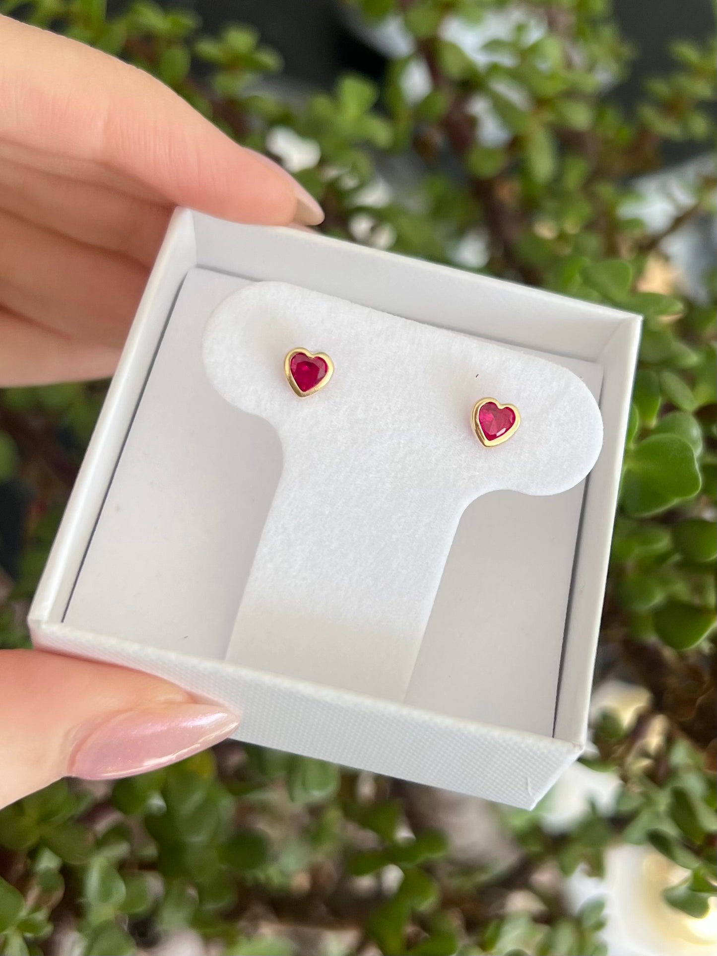 Aretes corazón de cz con bisel medianos