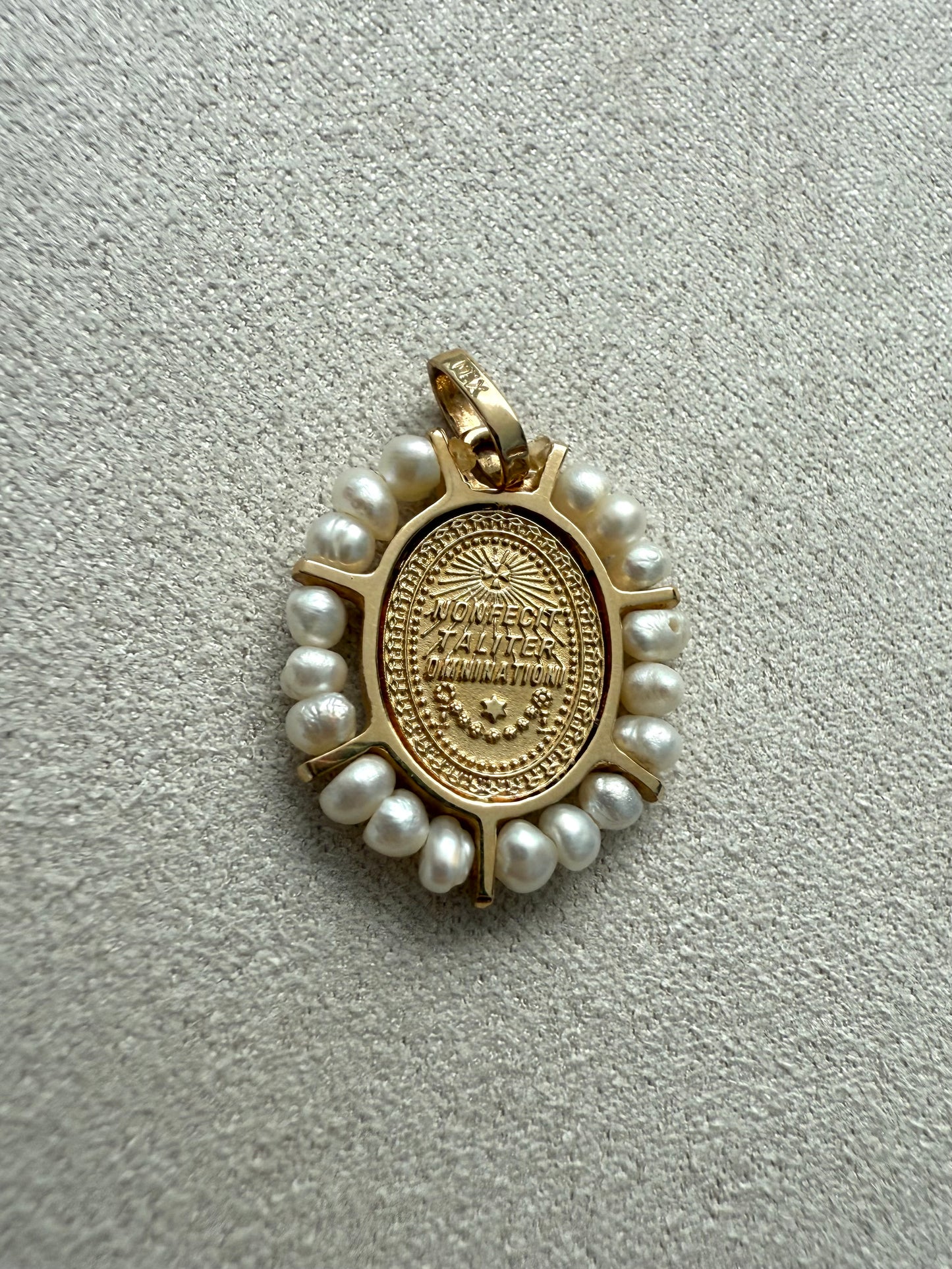 Medalla virgen ovalada oro y perlas