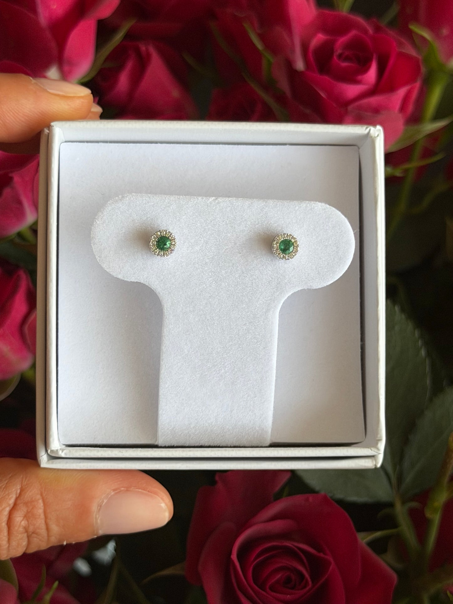 Aretes de esmeralda con halo de diamantes