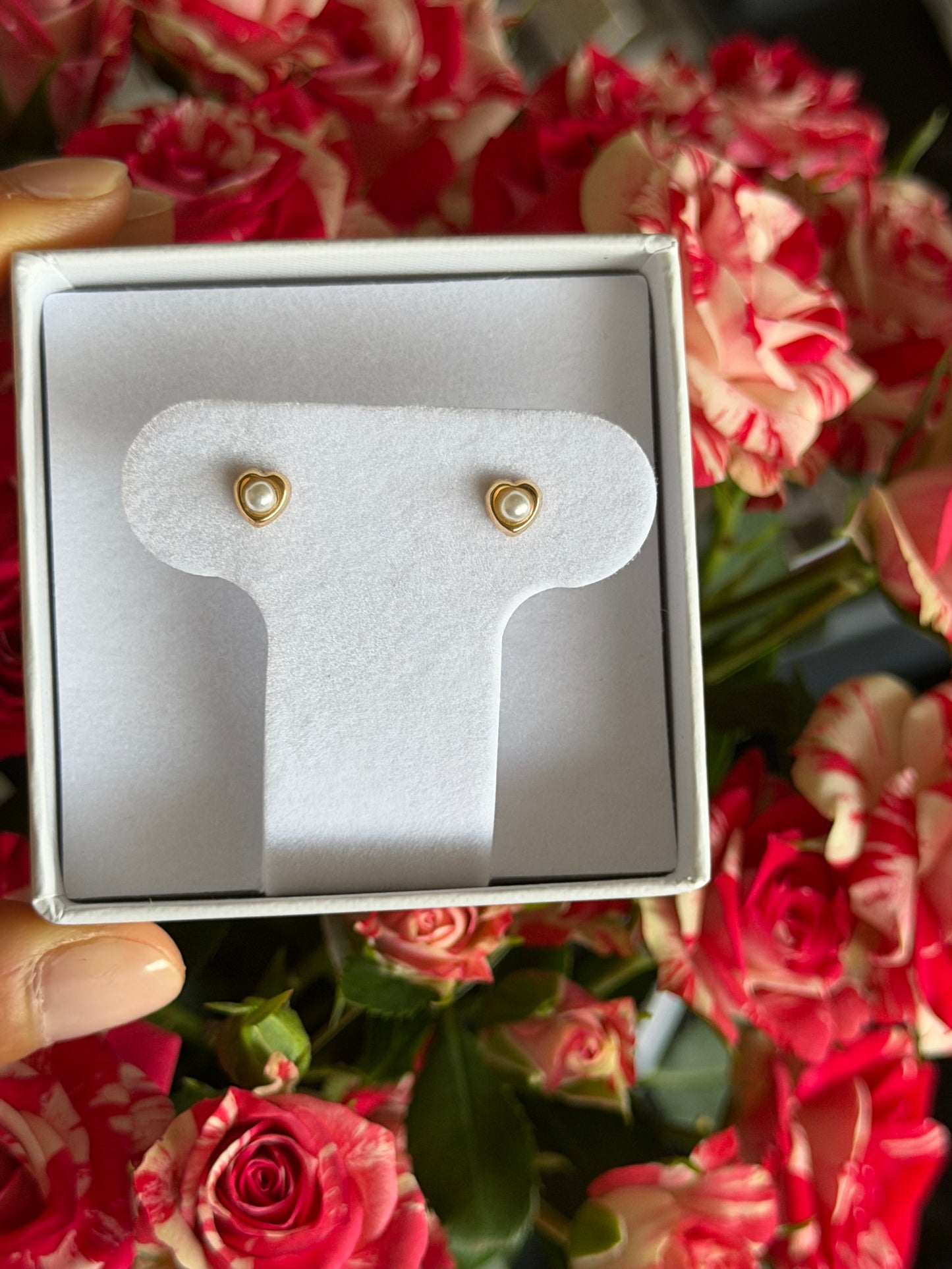 Aretes de oro 14k de corazones con perla en el centro