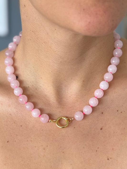 Collar de hilo rosa con piedras rosas y broche