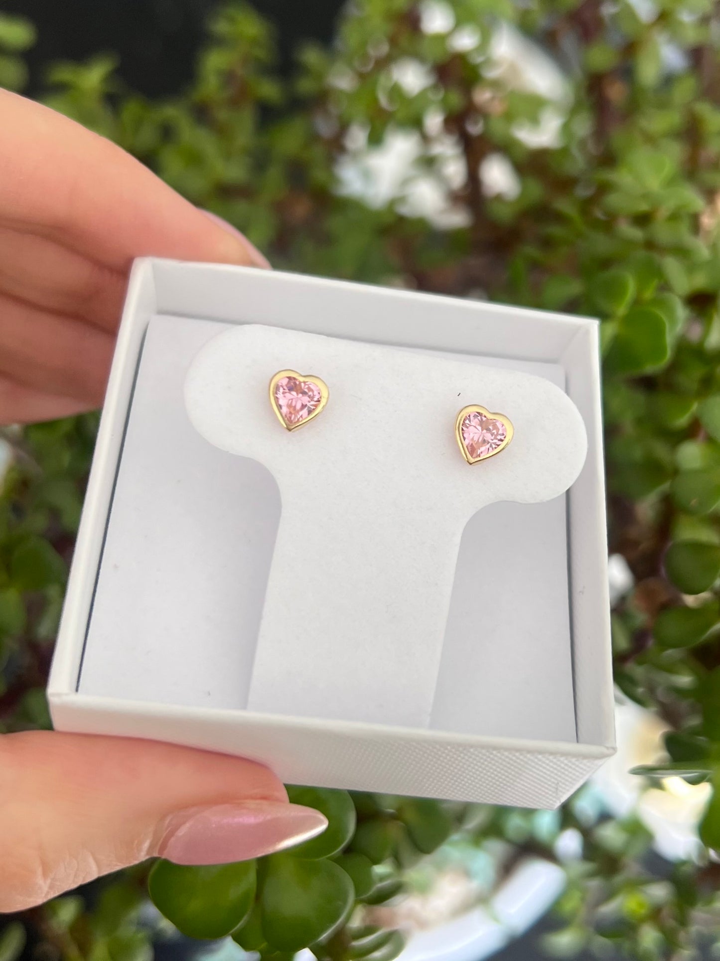 Aretes corazón de cz con bisel grandes
