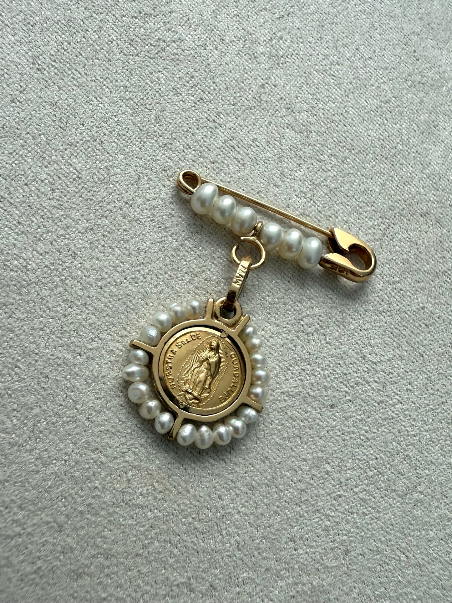 Medalla virgen oro y perlas