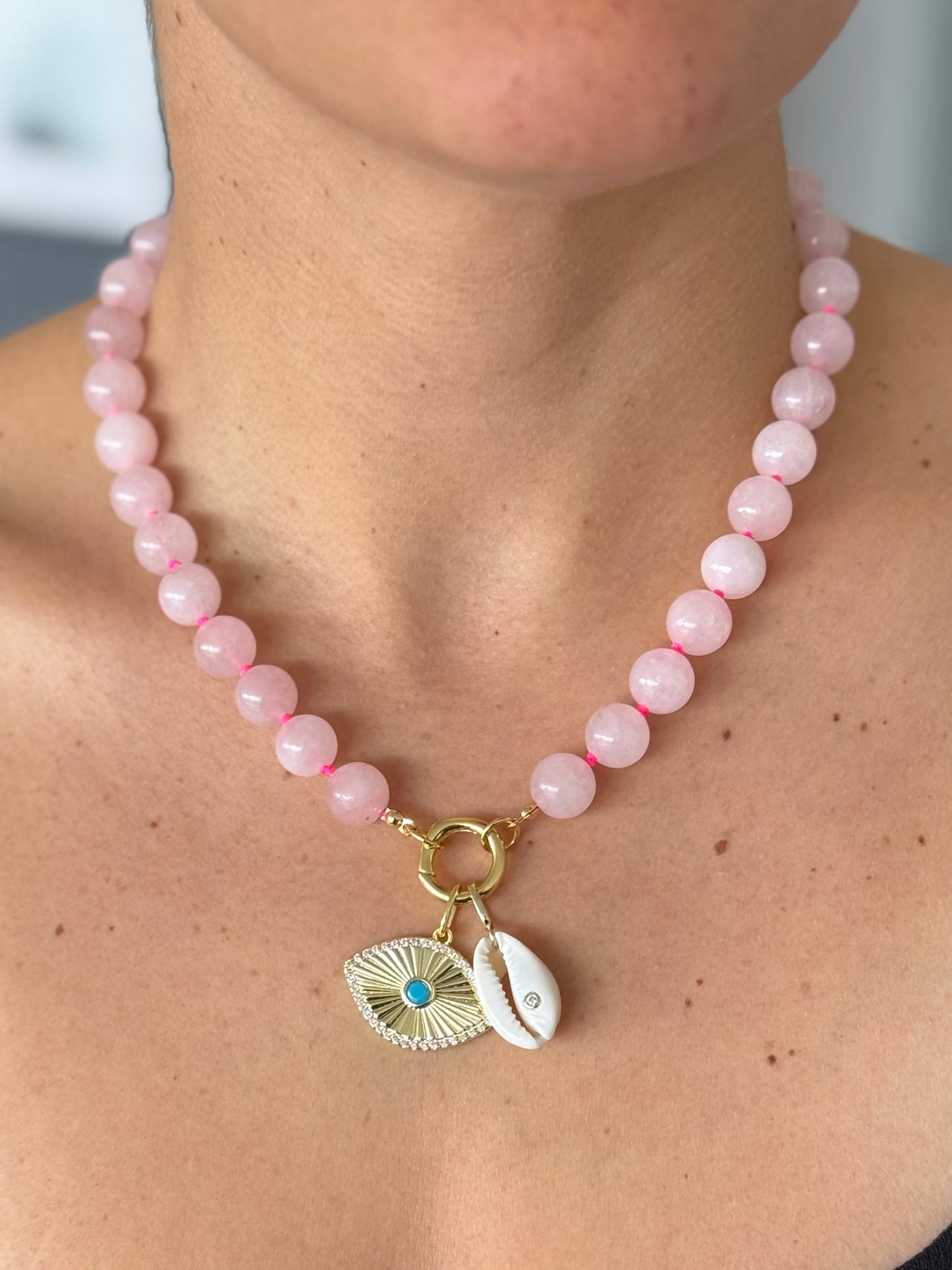 Collar de hilo rosa con piedras rosas y broche