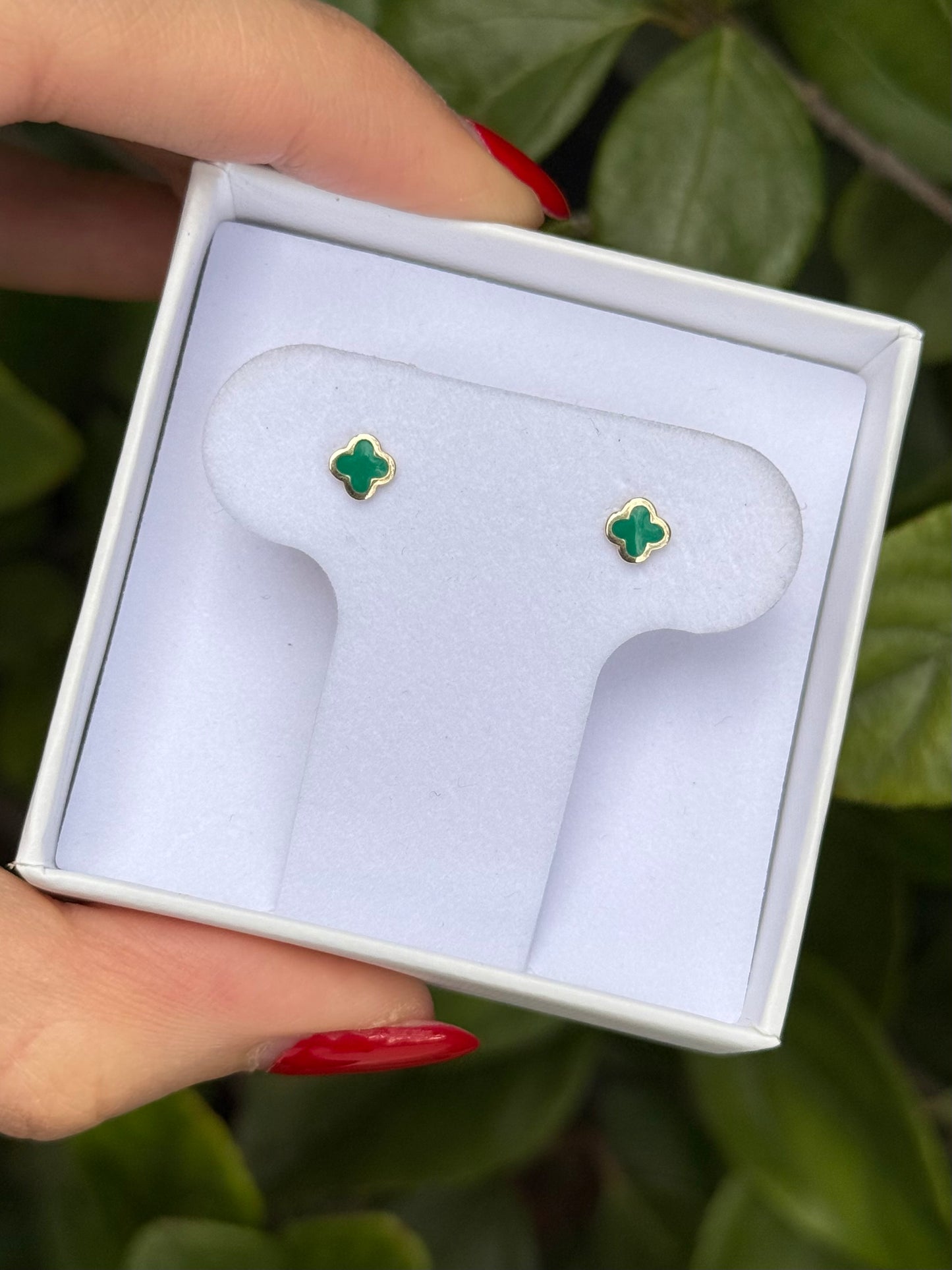 Taches de esmalte verde