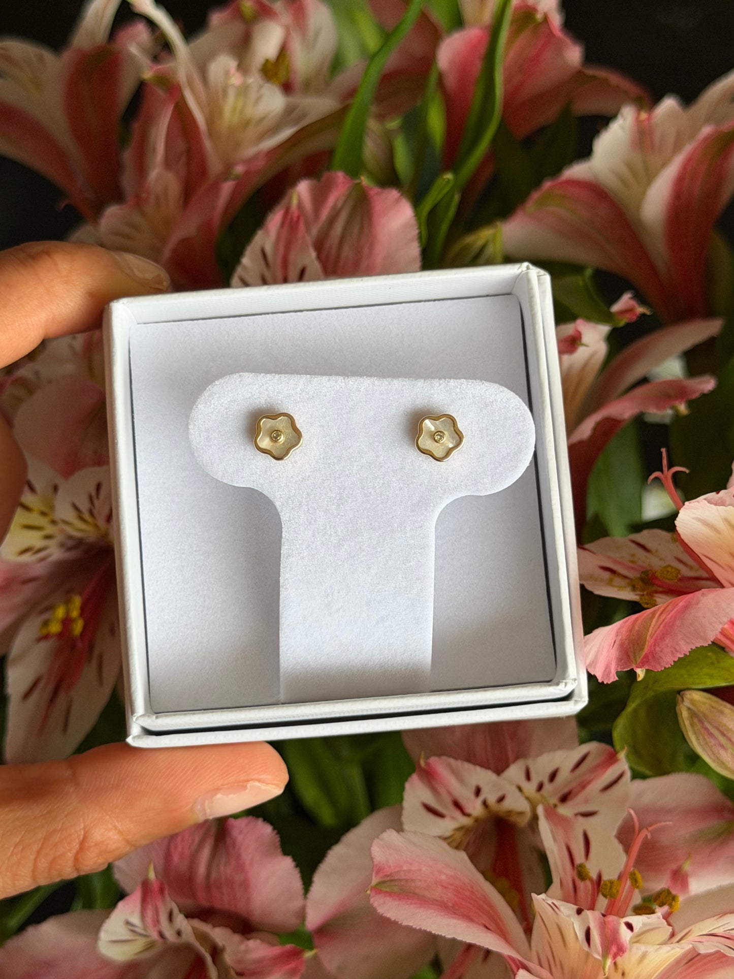 Arete flor de madre perla 18k.
