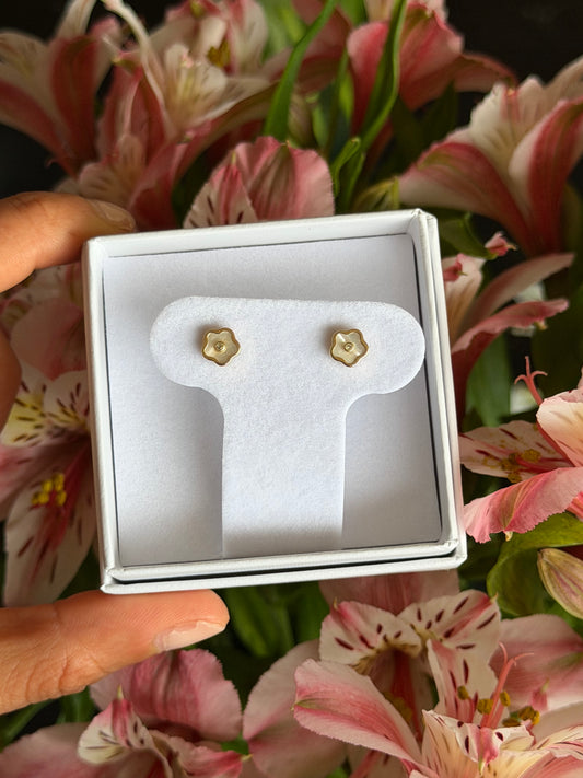 Arete flor de madre perla 18k.