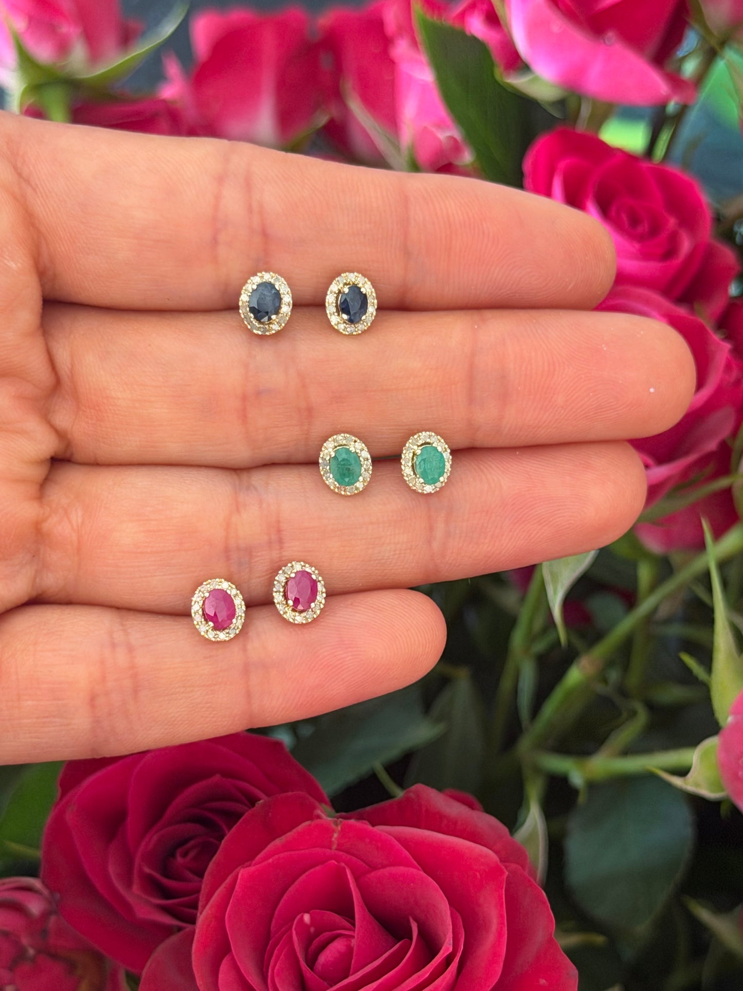 Ruby ovalado con halo de diamantes