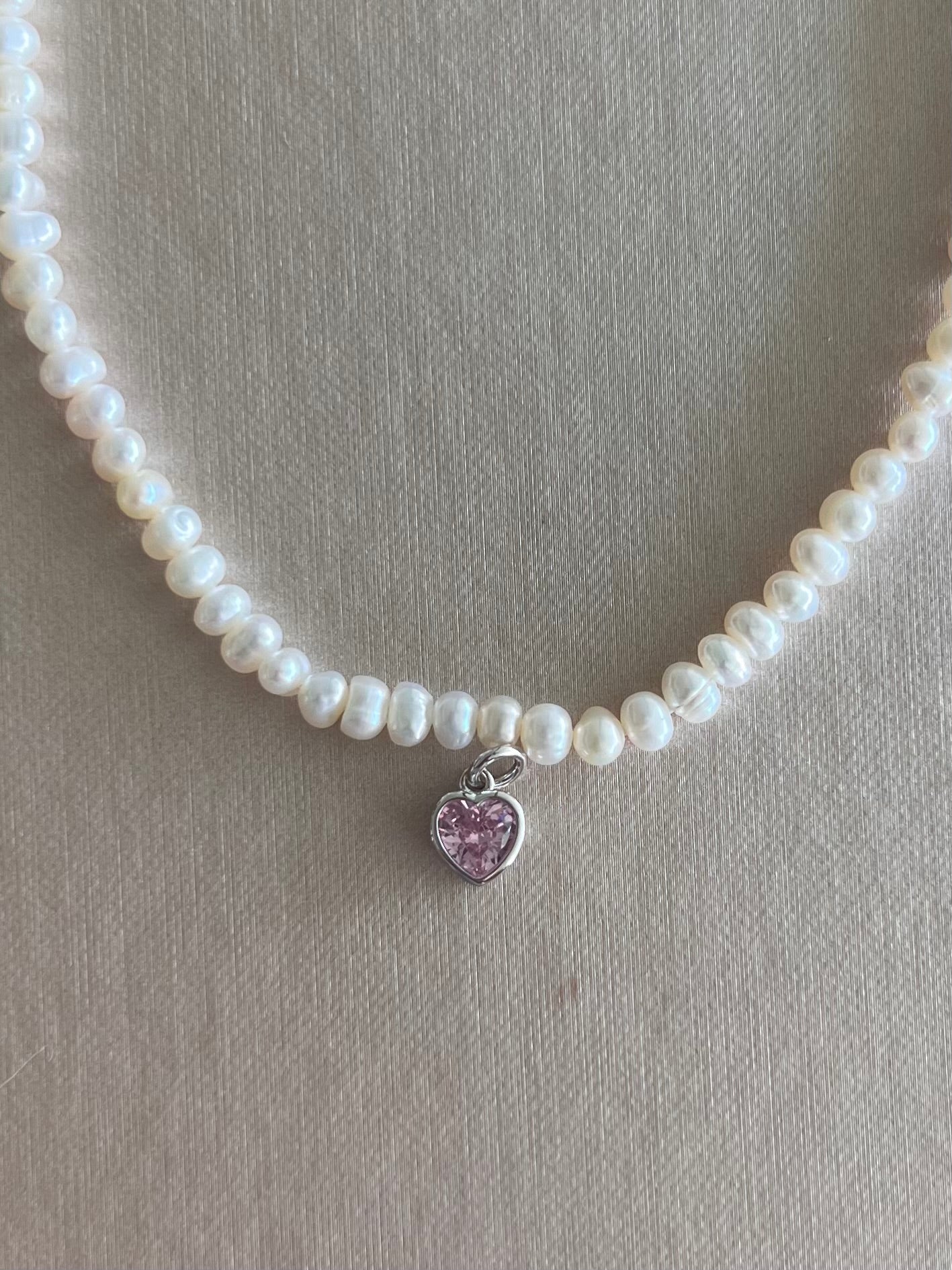 Collar perlas mediano con charm