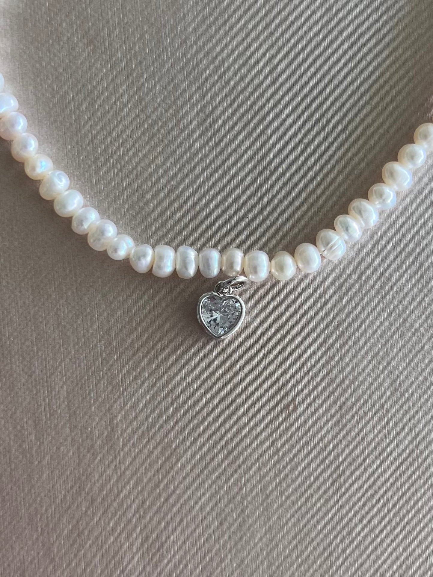 Collar de perlas chico con charm