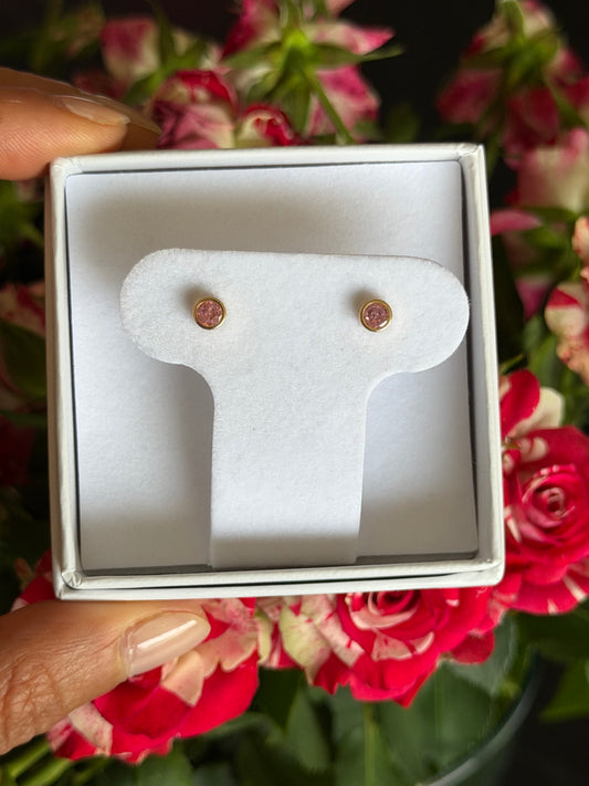 Aretes de zirconias rosa con borde de oro 14k