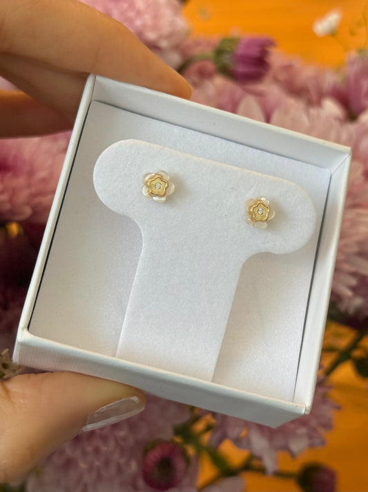 Aretes flor de oro con cz y madre perla