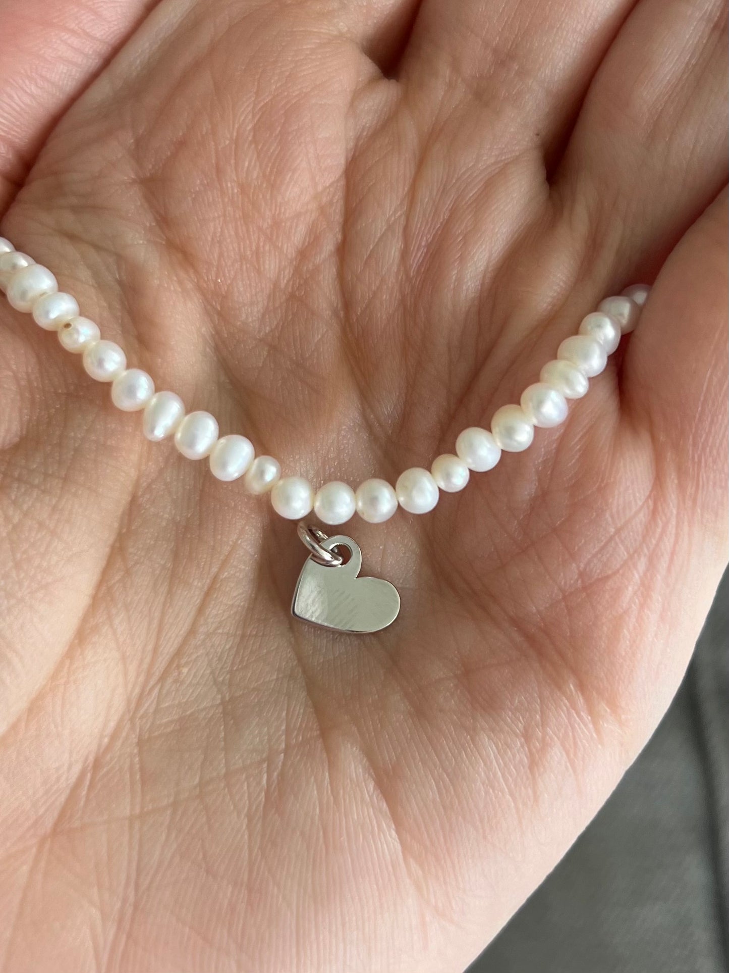 Collar de perlas chico con charm
