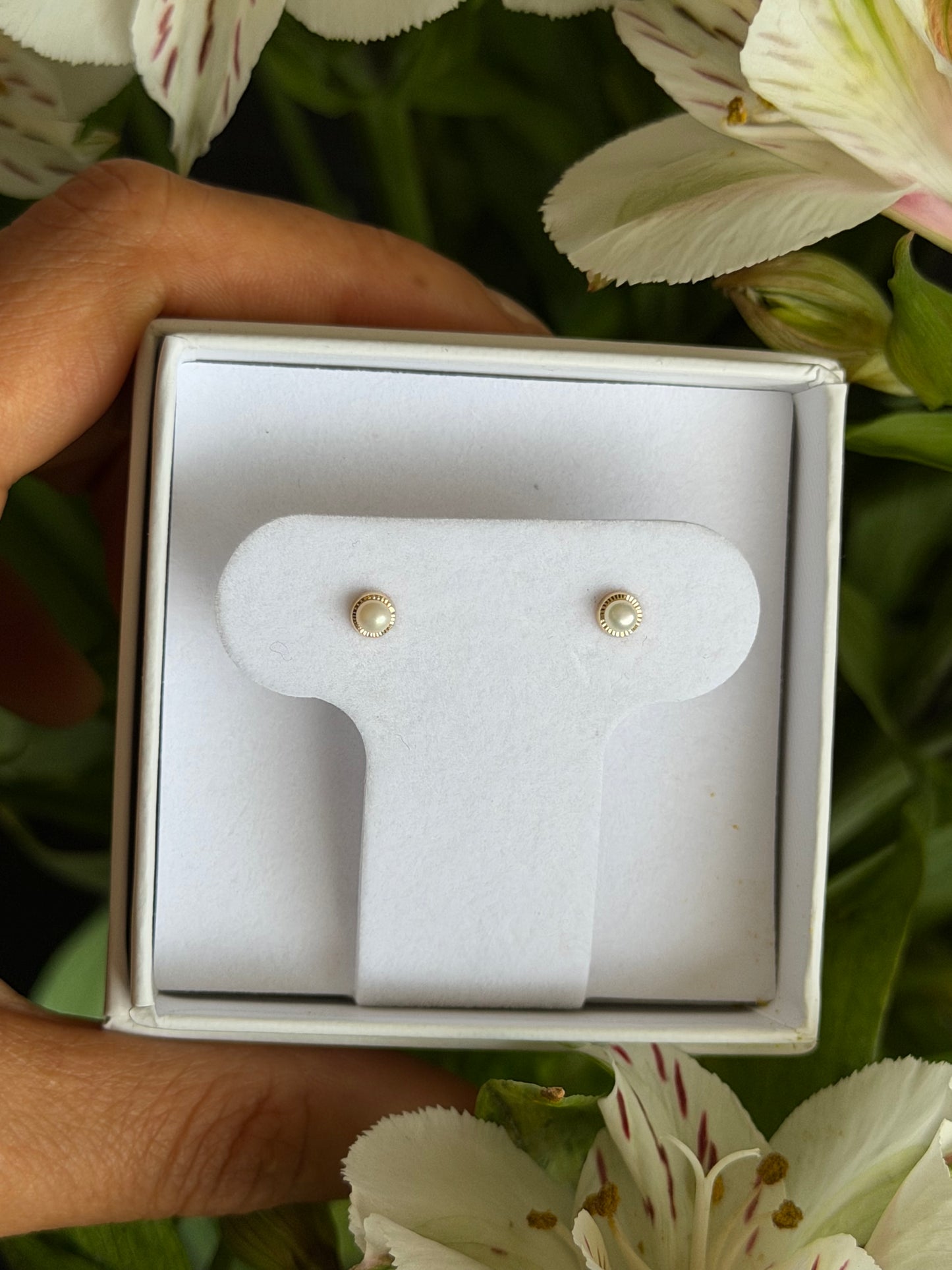 Aretes perla oro alrededor