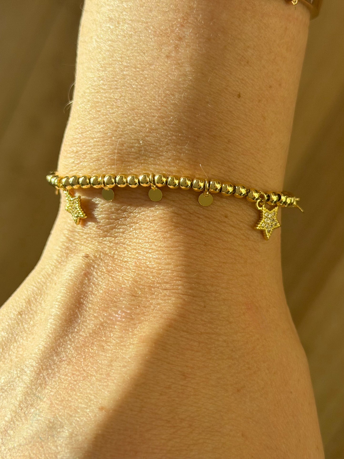 Pulsera de bolitas y estrellas