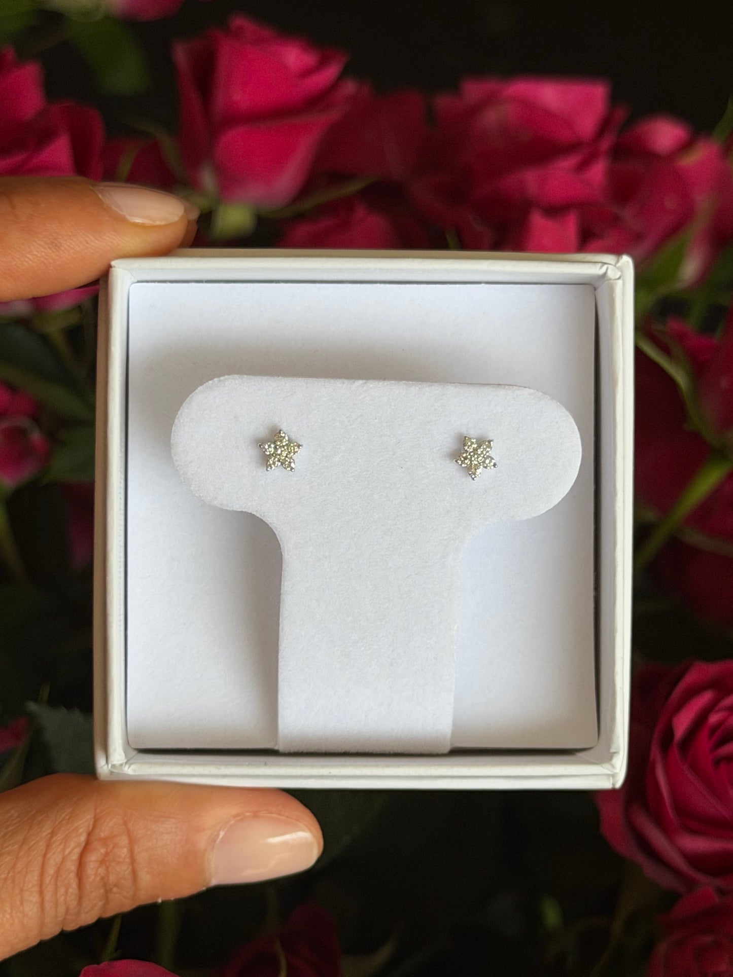 Aretes de mini flor con diamantes
