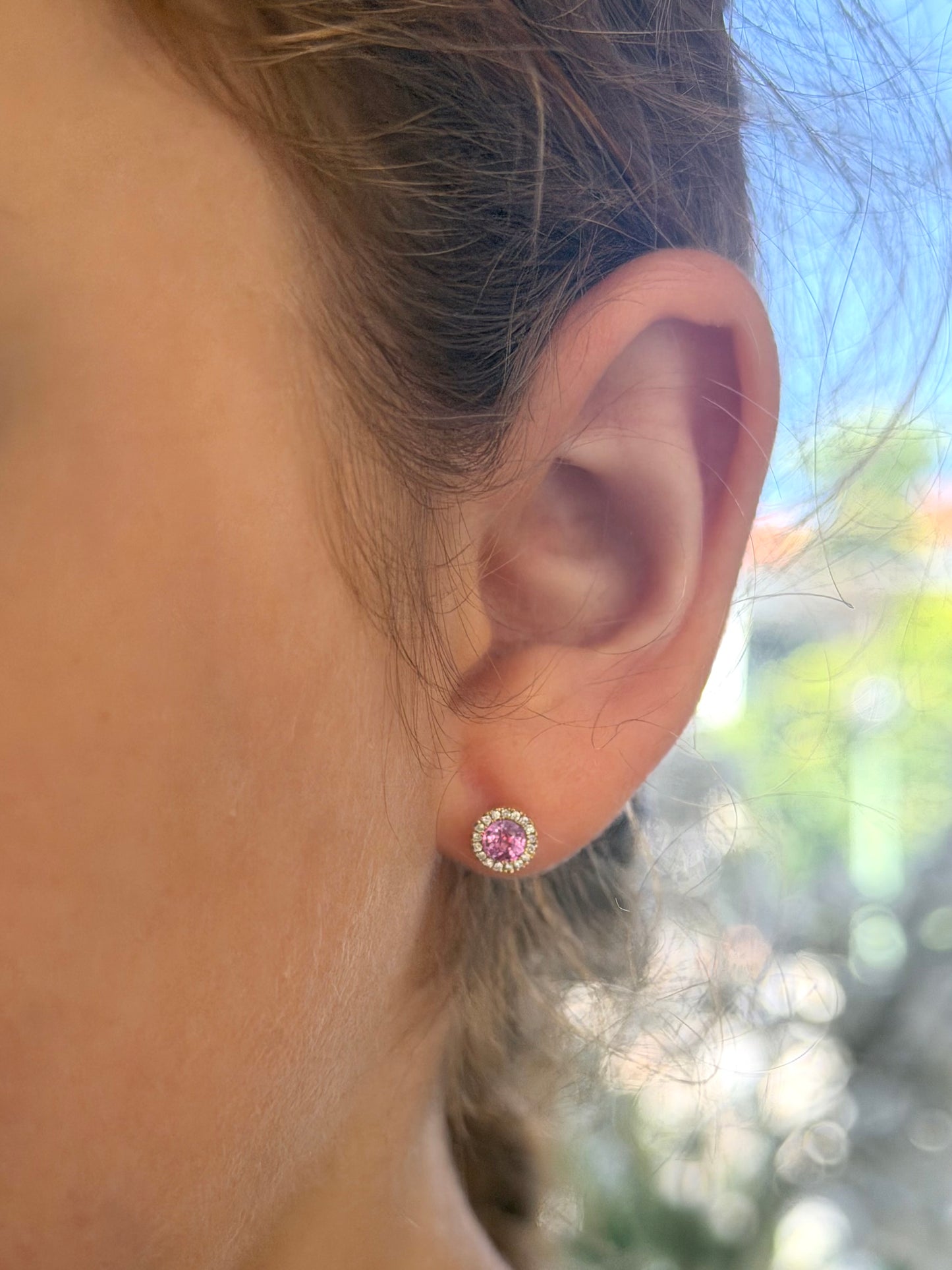 Zafiro rosa con halo de diamantes