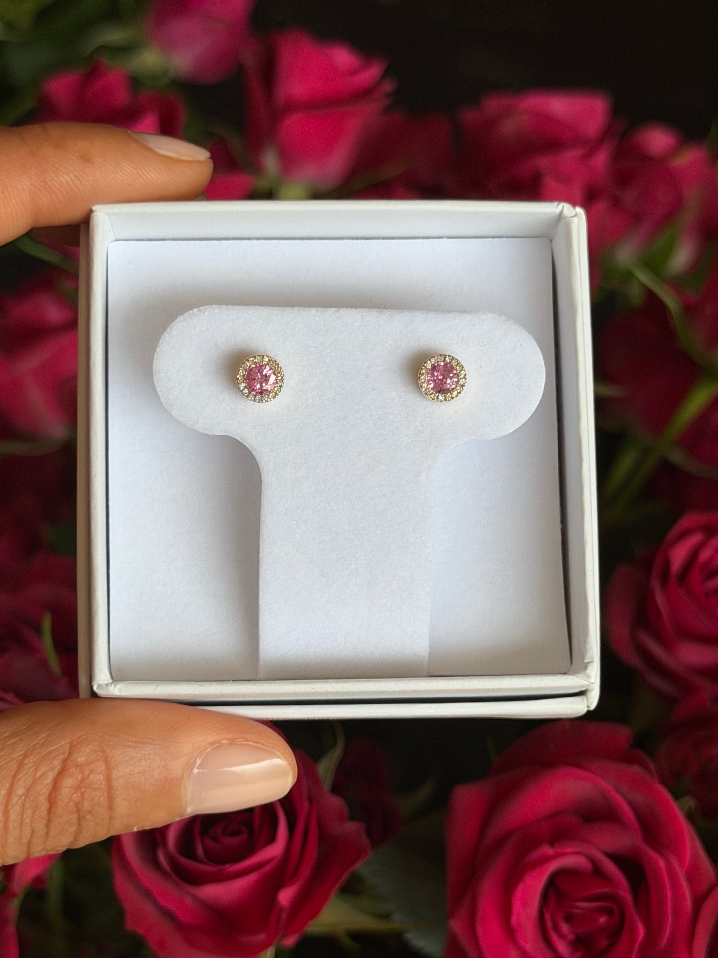 Zafiro rosa con halo de diamantes